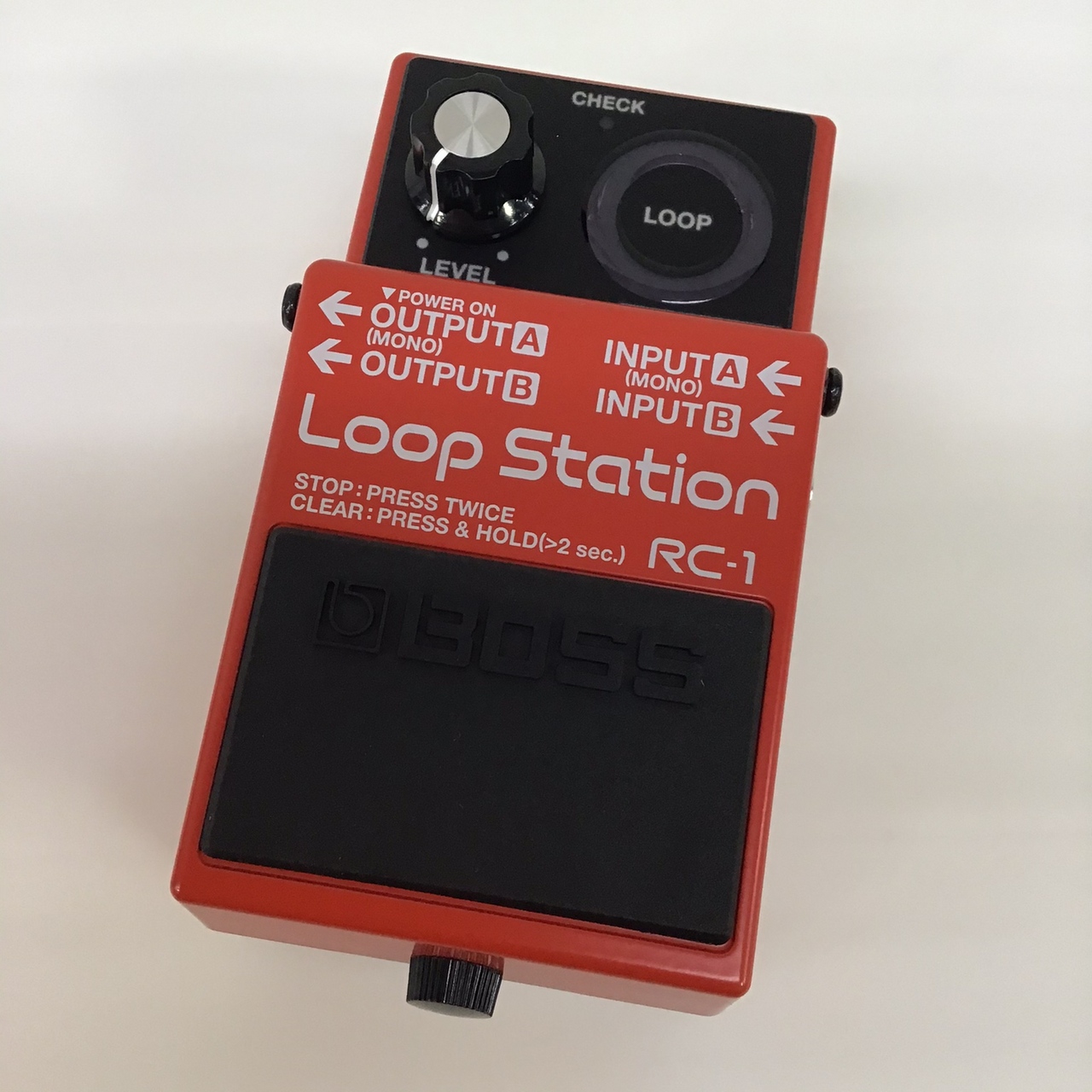 BOSS・RC-1
通常価格\16,500→\14,800(税込)でご案内中！

「誰もが気軽にはじめられるルーパー」と言えばこれ！
つまみはボリュームのみなので操作に迷う事はありません。

