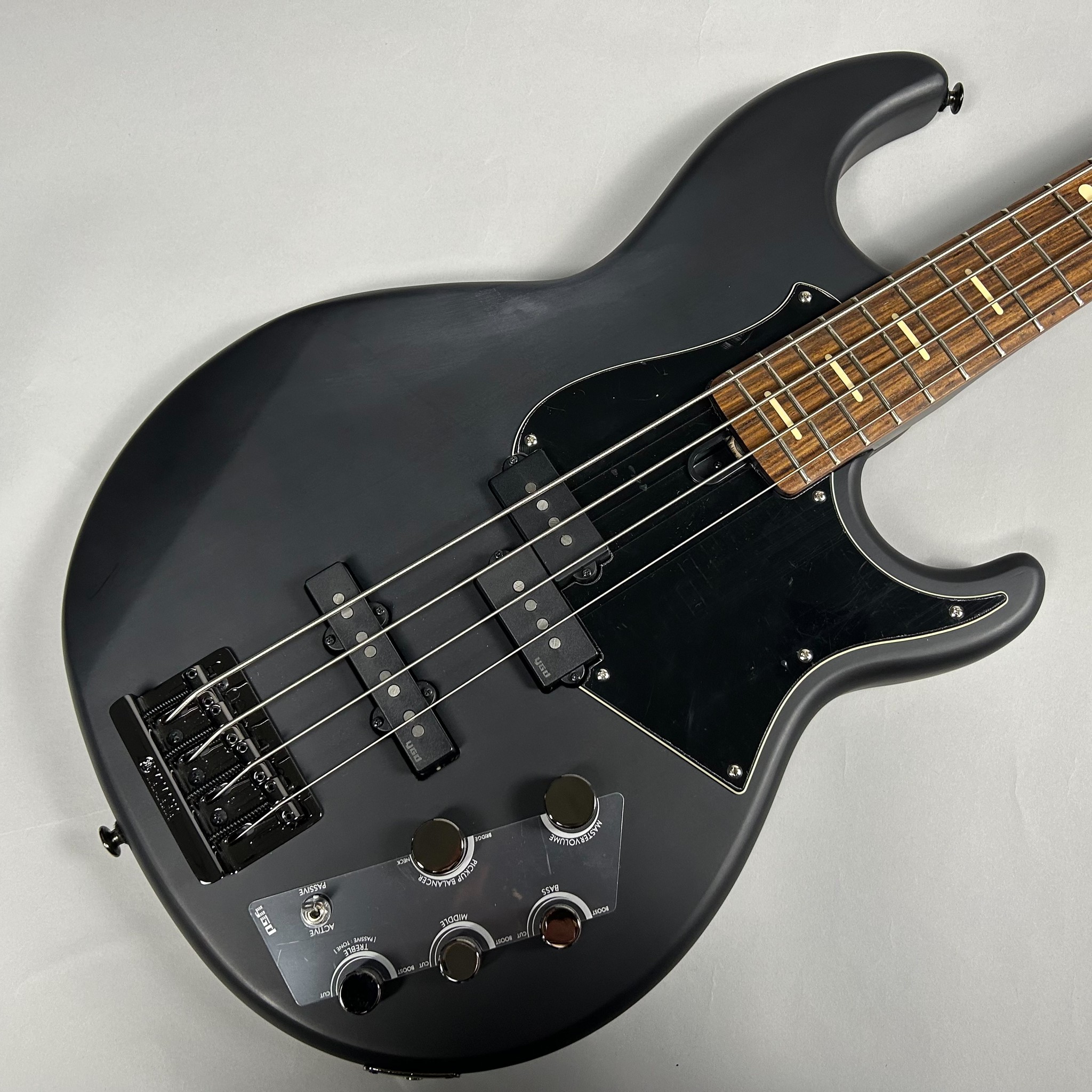 YAMAHA・BB734A
通常価格\113,300→101,970(税込)でご案内中！
マットな塗装による弾き心地、そして3バンドイコライザーによってアクティブ時も幅広い音色が作れます。
ベースだけで音作りを完結させたい方や脱初心者の一本としてもオススメです！