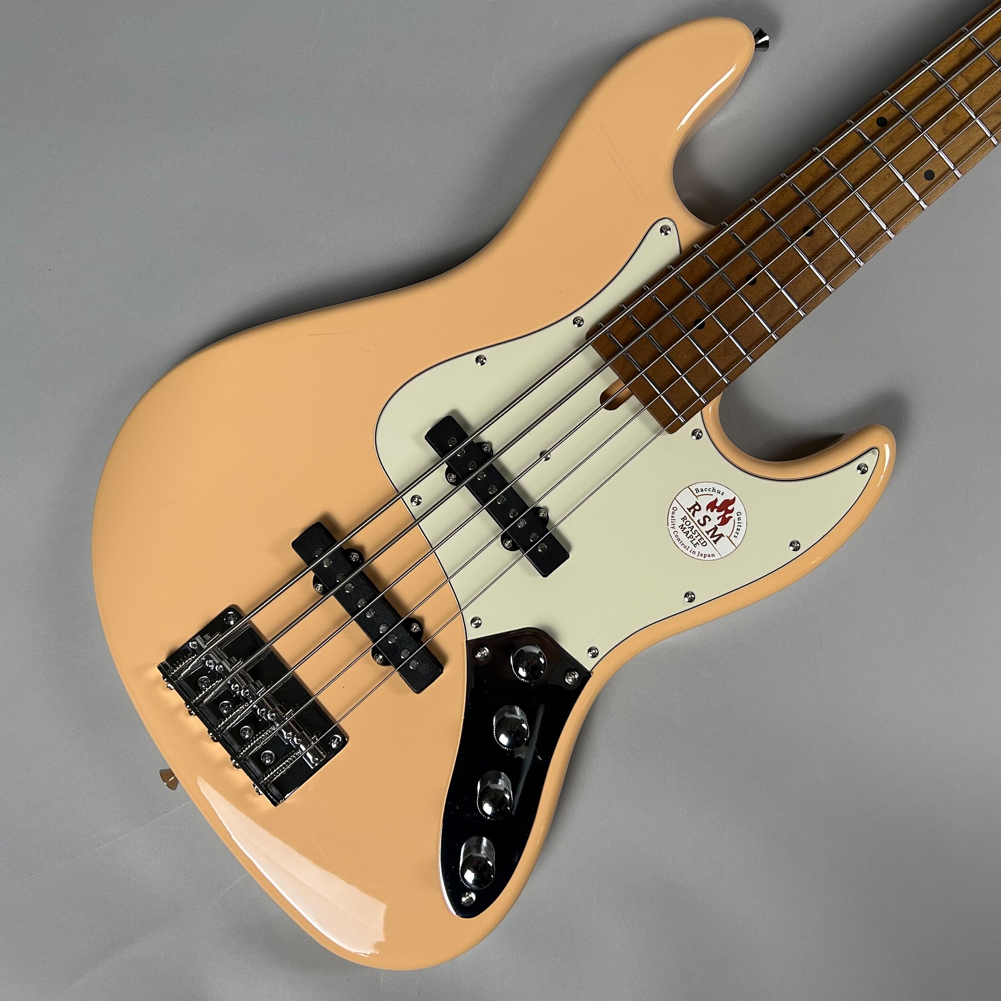 Bacchus・WJB5-1DX-AC RSM/M
通常価格￥61,600→￥44,000（税込）

サラサラのローステッドメイプルのネック！
「5弦ベースに挑戦してみたいなあ」という方にとって非常にオススメの一本です！