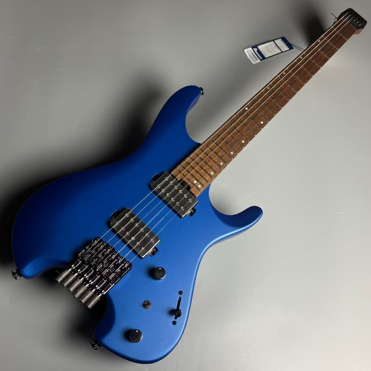 Ibanez・Q52 LBM
通常税込販売価格￥132,000→アウトレット税込価格￥121,000
多彩なサウンドバリエーションを求める現代ギタリスト向け、圧倒的な利便性と表現力を両立するヘッドレスギター。

