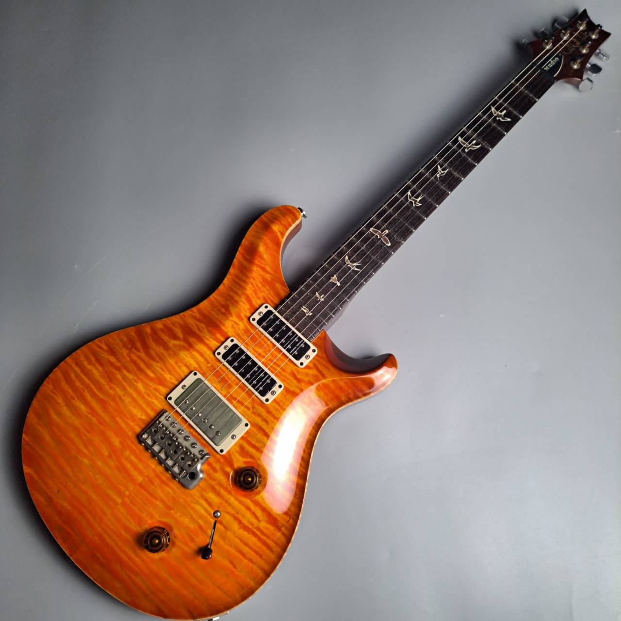【中古】Paul Reed Smith STUDIO 10 TOP【2012年製】
税込販売価格￥538,200
美しい杢目の10TOP！ミニハムバッカーをフロントとセンターに搭載し、コイルタップも実装したオールマイティモデル！レアカラー！