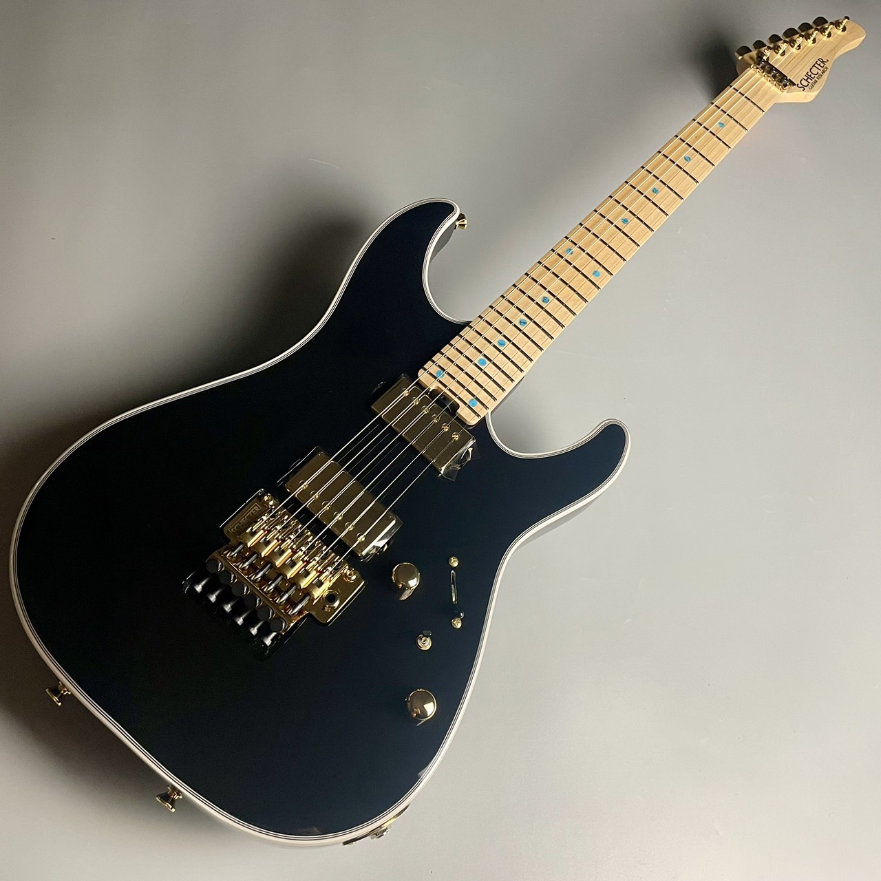 SCHECTER・NV-4-24-MH-CTM・M
通常税込販売価格￥218,000→アウトレット税込価格￥207,100
黒ボディにゴールドパーツ、ターコイズインレイのルックスが光る、こだわりのショップオーダーモデル！