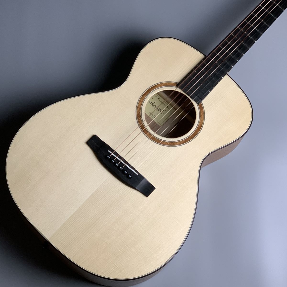 Lakewood・M14S
通常税込販売価格￥243,210→アウトレット税込価格￥198,000
傷ありの為アウトレット特価！オール単板、ドイツ製の質実剛健ギター！