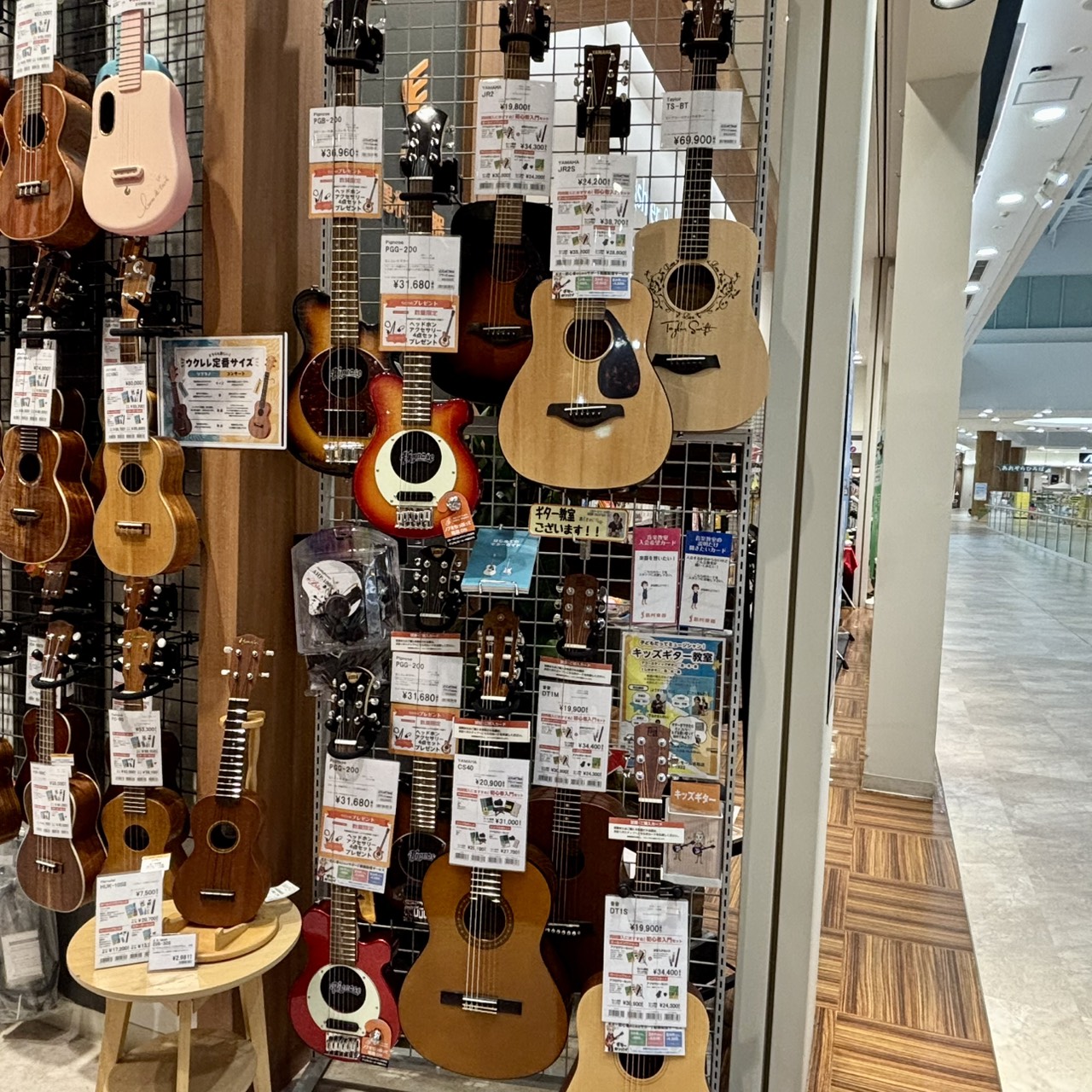 お店の入り口には小さいお子様に人気のミニギターコーナーも！プレゼントにもおすすめです！