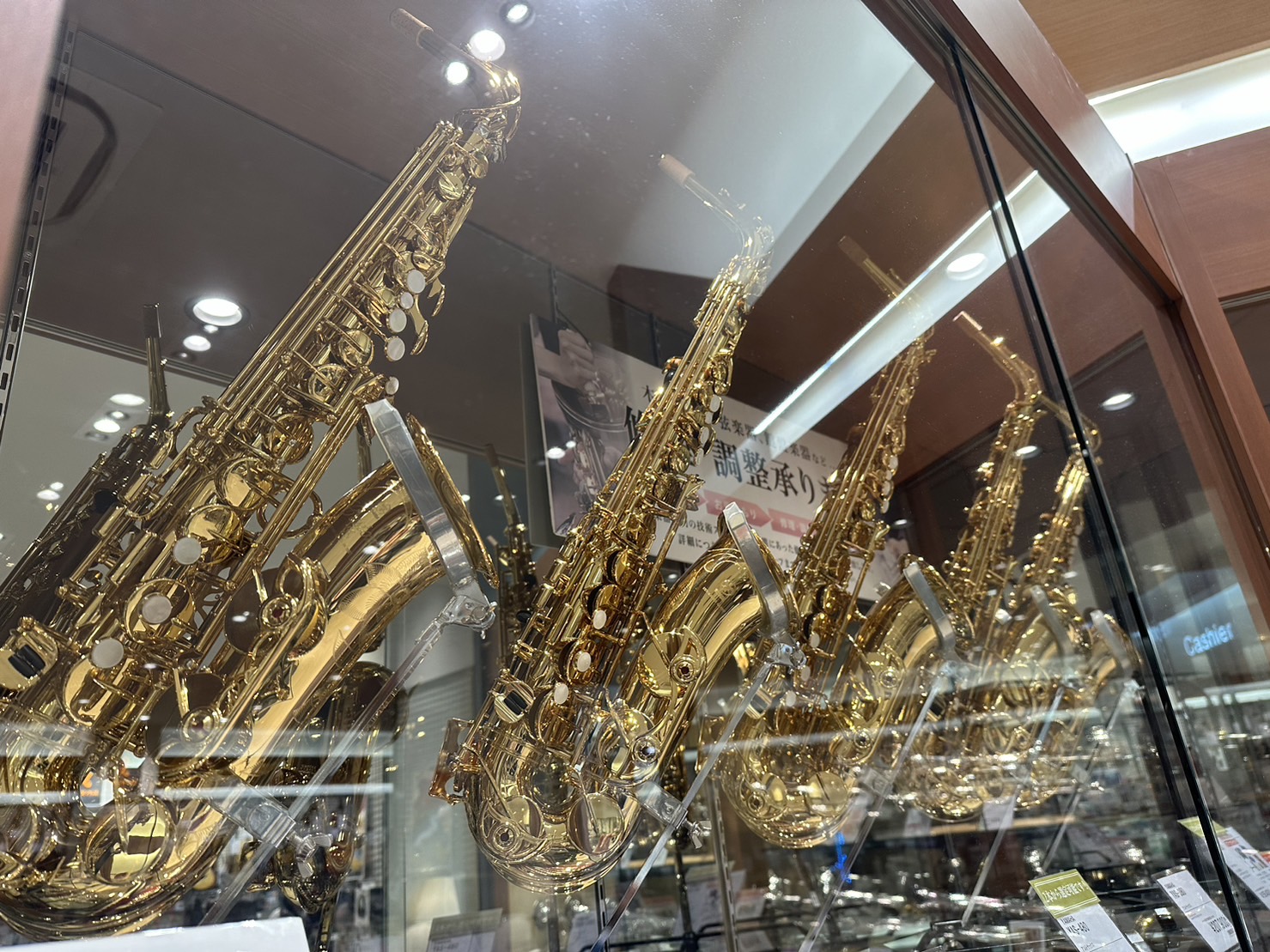 大人の趣味としても人気のあるアルトサックス。多数展示しております！