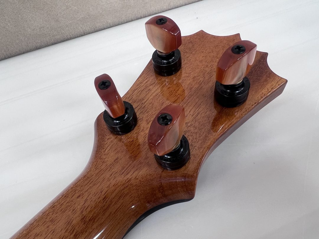 Gotoh UPTのペグを使用しています。