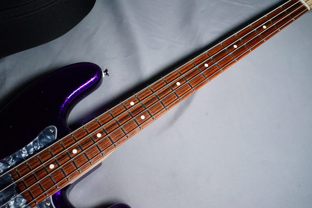 指板には色の濃いパーフェローを使用。Fenderなどで一般的に使用されているインディアンローズウッドよりも硬く、明瞭なサウンド。プレベで甘くなりがちな輪郭を引き締めます。