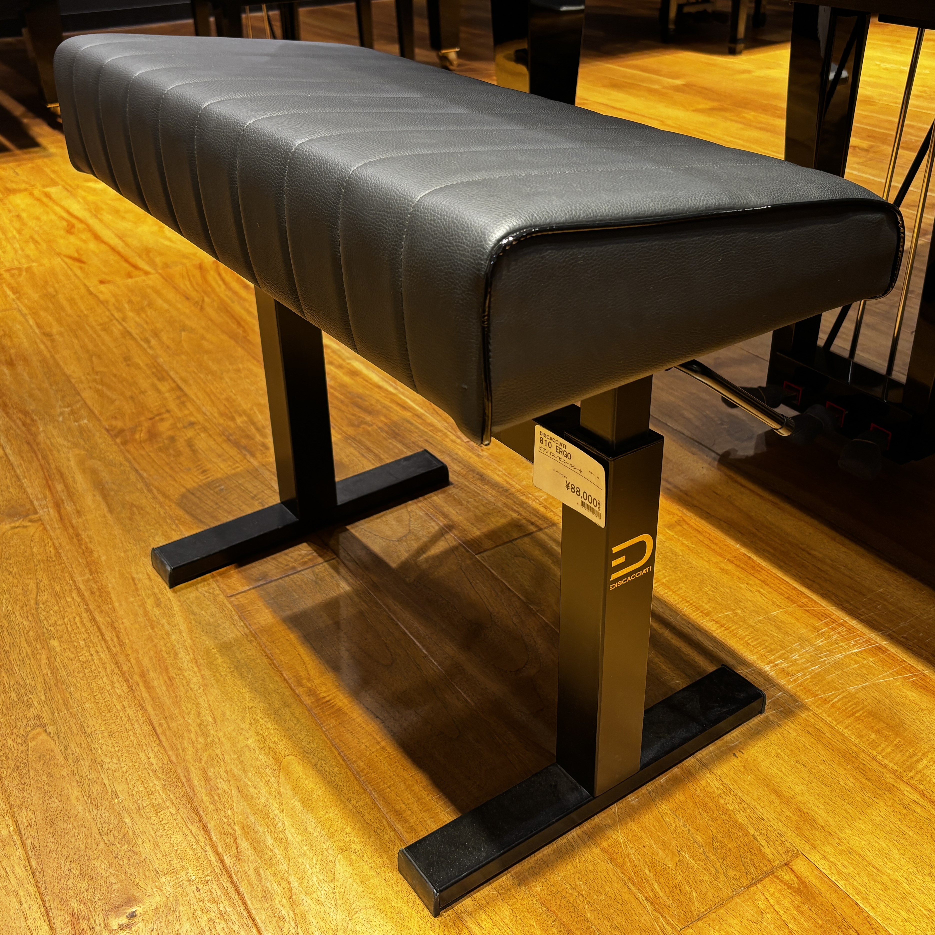 座面：ビニール　前傾DISCACCIATI 810 ERGO