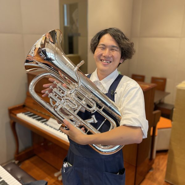管楽器上級・防音・音楽教室アドバイザー／管楽器・弦楽器担当
松尾（まつお）

吹奏楽一筋の音楽大好きな松尾です！
中高6年間しっかりと吹奏楽部で活動をしておりました！
吹奏楽だけではなく高校時代には合唱もしておりました！（テノール）
皆様に音楽を楽しんでいただけるようサポートを精一杯させていただきますので、
ご気軽にお声掛けください！