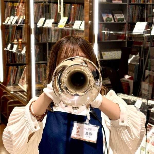 祗園店管楽器アドバイザー
長野（ながの）

小学生の頃に2年間だけブラスバンド部に所属しており、
クラリネットを演奏していました。
皆様のお役に立てるよう、日々管楽器についての勉強をしております。

吹けるようになってみたいという気持ちを
精一杯サポートさせていただきます♪
初めてでも遠慮なく、ぜひお気軽にお声かけくださいませ。