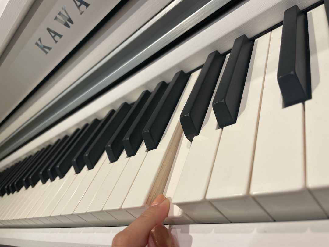 歪みにくいよう、木目を組み合わせて作られた鍵盤