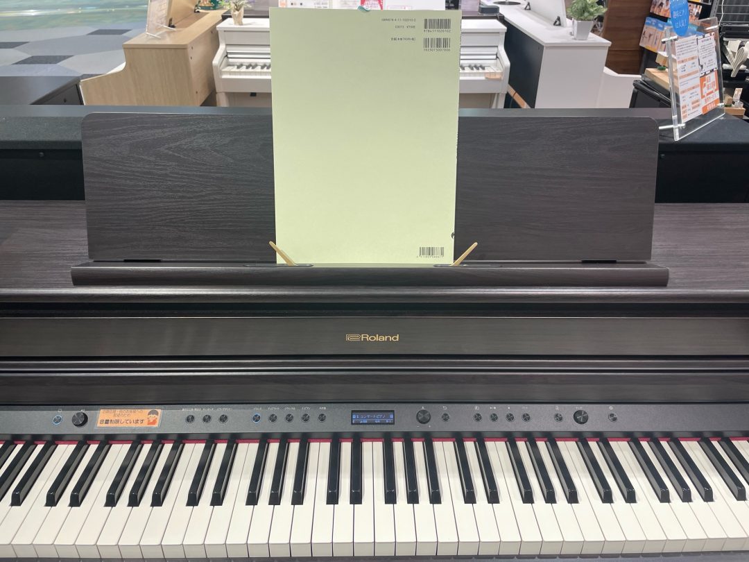譜面立てには留め具が付いているので、
開いたページが閉じないように押さえておけます。