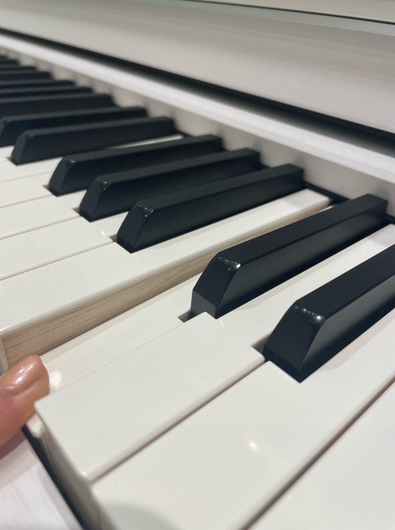 歪み防止のため、無垢材を用いた鍵盤。