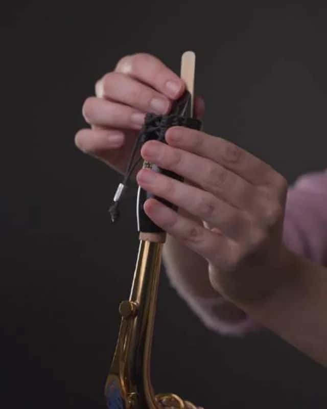 リードを丁寧に差し込み、位置・高さを整える
