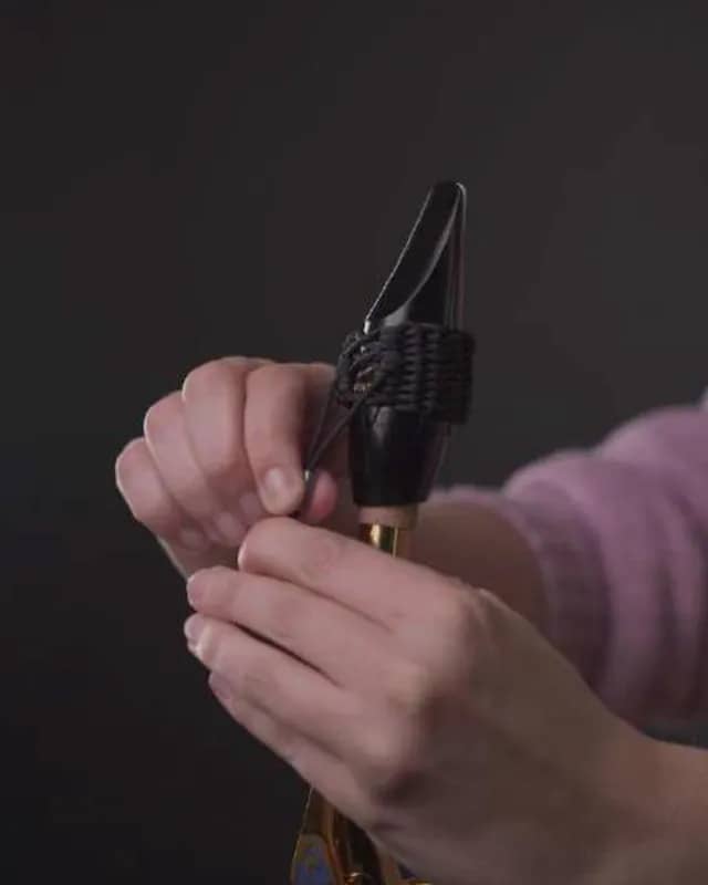 ベストなテンションが決まったら、それ以降はスライダーに触れずに、
コードのしなりを利用して着脱します
