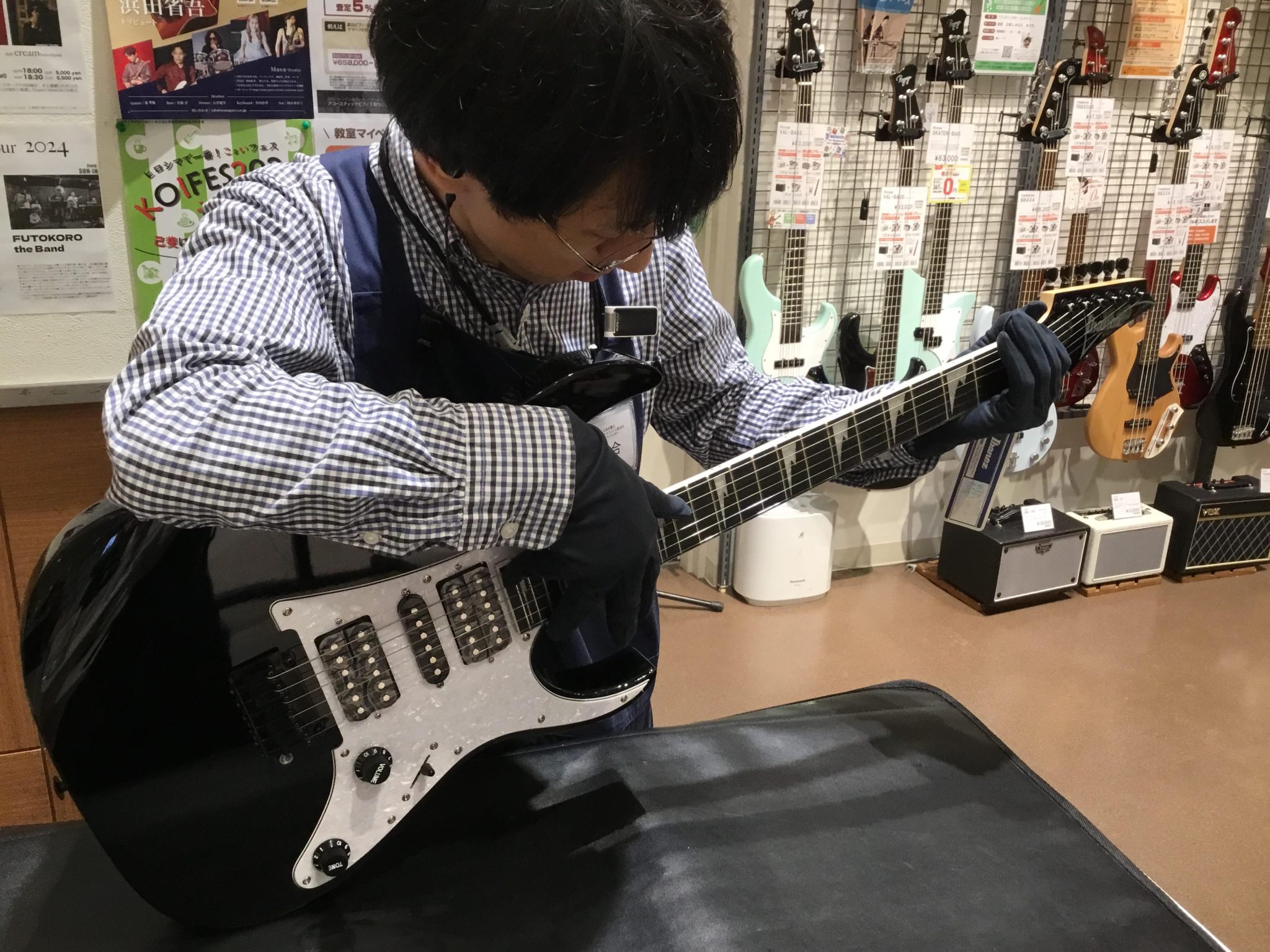 広島祇園店 ギターアドバイザー
落合（おちあい）

これとこれどっちがいいか迷ってる等、些細なことでもご連絡ください！
弦高チェック・ネックチェックなどの検品もお渡し前にしっかりさせていただきます！
お気軽にご相談下さい！