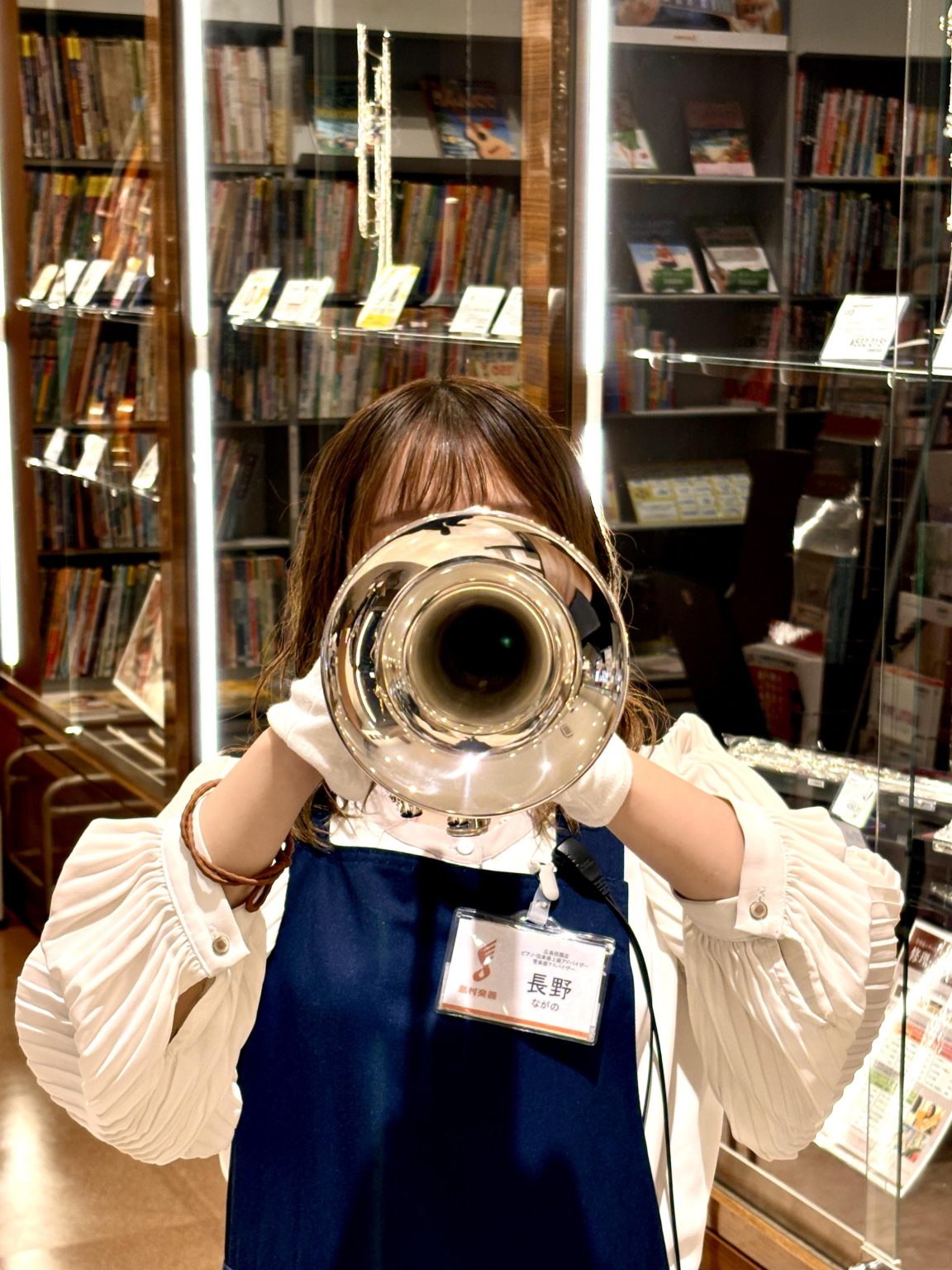 祗園店管楽器アドバイザー
長野（ながの）

小学生の頃に2年間だけブラスバンド部に所属しており、
クラリネットを演奏していました。
皆様のお役に立てるよう、日々管楽器についての勉強をしております。

吹けるようになってみたいという気持ちを
精一杯サポートさせていただきます♪
初めてでも遠慮なく、ぜひお気軽にお声かけくださいませ。