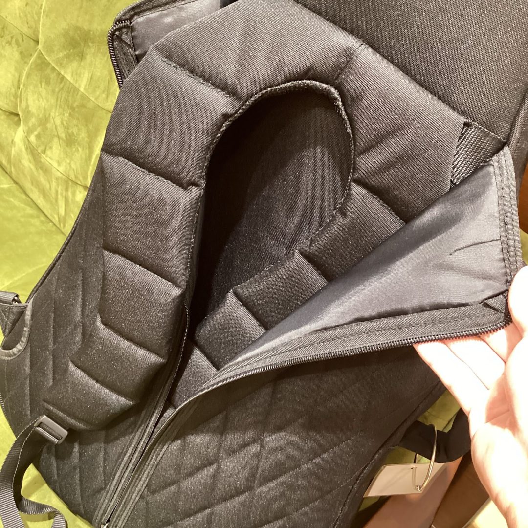 リュックのストラップ部分は収納が可能。
背中の部分には汗を吸収するメッシュ素材を装備。
夏場移動等の蒸れからも防ぎます。
