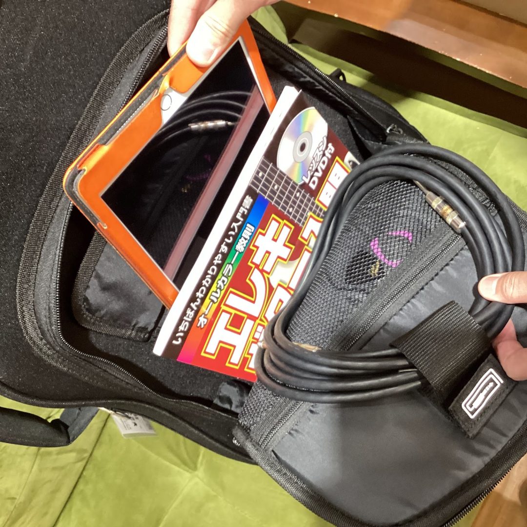 タブレット、楽譜、シールド等の小物を分けて収納が可能。

