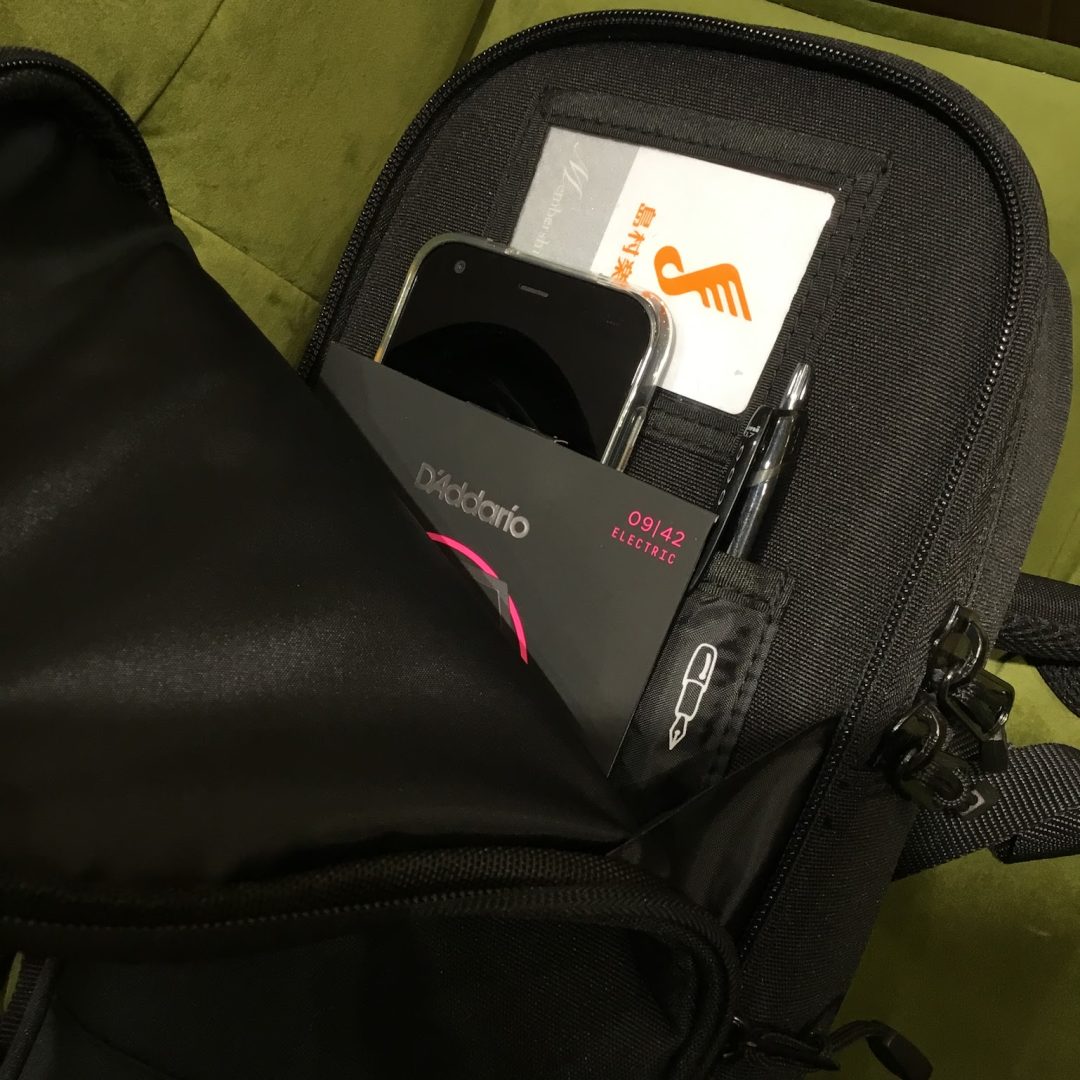 ヘッド部分の収納スペースにはスマートフォンやペンなどの小物を収納可能。

