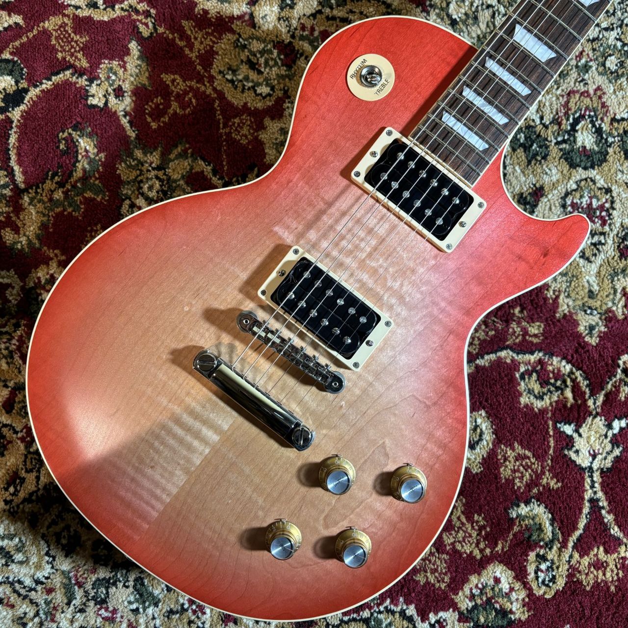 Les Paul Standard 60s Faded
￥259,000(税込)
新しいLes Paul Standardは、世代や音楽のジャンルを超えてサウンドを創造し、愛される存在となったクラシックなデザインに回帰しています。
ギブソンの革新的な黄金時代に敬意を表し、本物の音を蘇らせました。