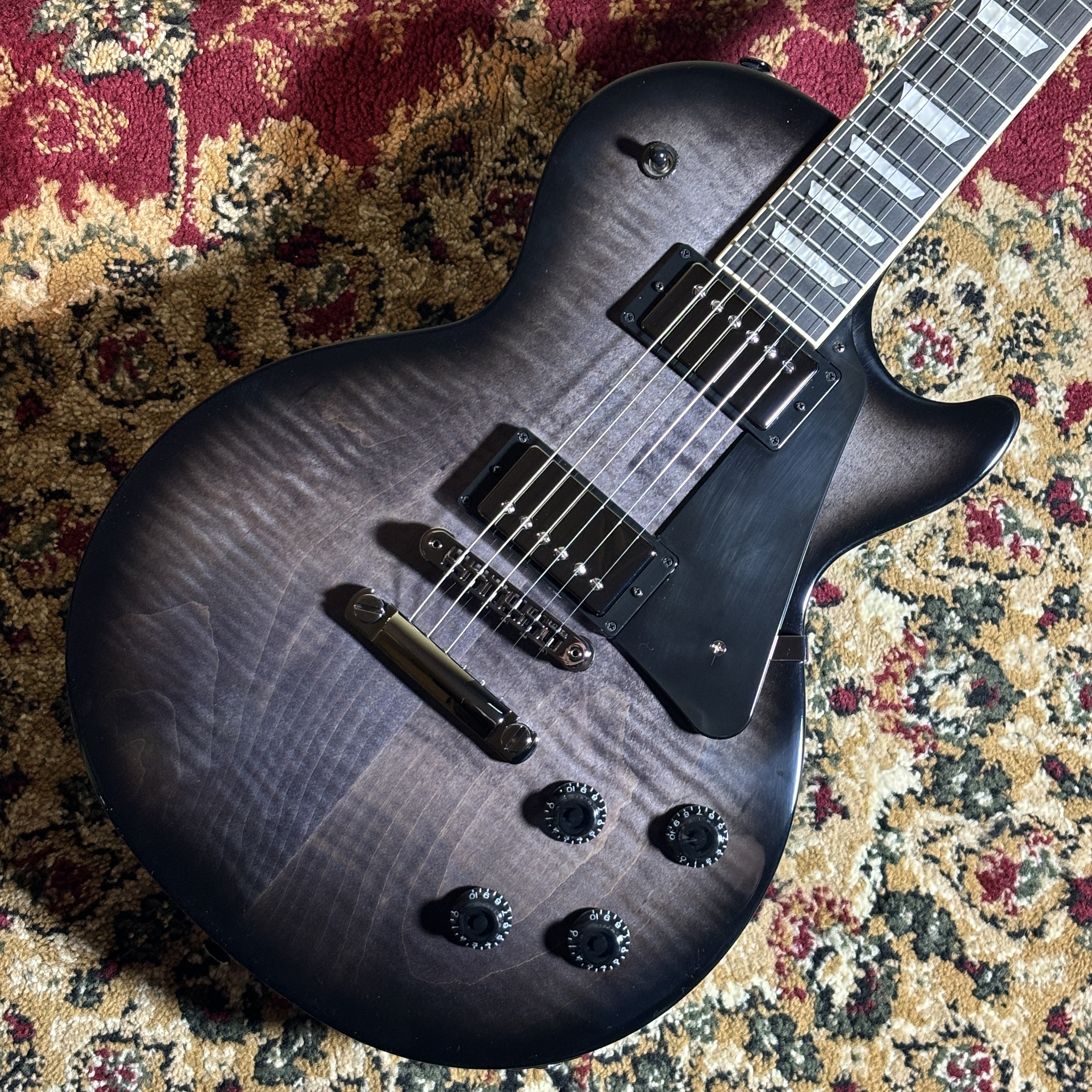 Gibson Les Paul Studio Session Translucent Ebony Burst
￥275,000(税込)

手の届きやすい価格ながら伝統的なレスポールのテイストはしっかりと受け継いでいるレスポールスタジオのアップデート・バージョン。ボディトップには杢目が映えるAAグレードのフィギュアドメイプルを採用。ボディバックのマホガニーはウルトラ・モダン・ウェイト・リリーフが施され、軽量で豊かな響きを実現しています。ピックアップは定番の'57 Classic&'57 Classic+を搭載。味わい深いヴィンテージ・トーンが存分に楽しめます。