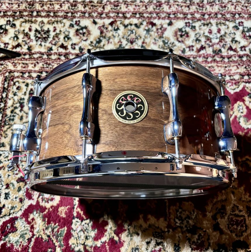 SAKAE OSAKA HERITAGE/SD1465WNJ
シェル：ウォルナット
サイズ：14”×6.5”
販売価格：¥79,200