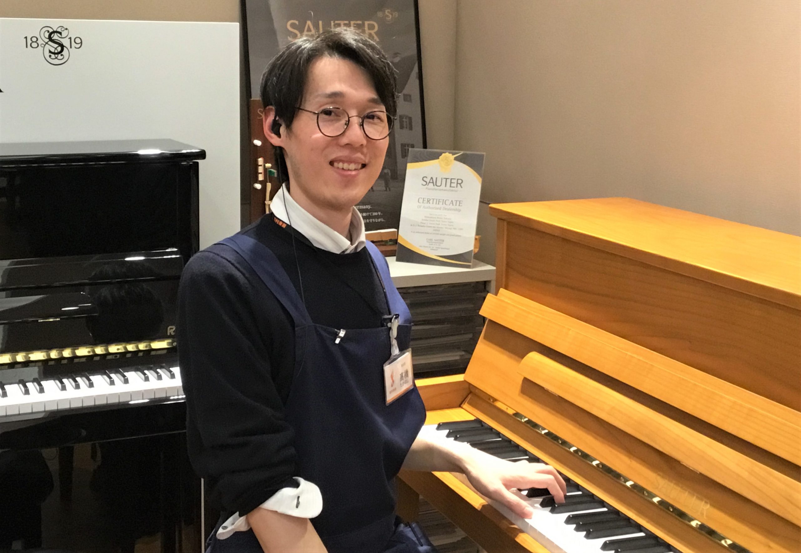 【ピアノアドバイザー】
髙橋(たかはし)
小学校2年生の時からピアノを始め、ベースやギターなど様々な楽器の経験をしてきました。
ピアノはあまり弾けず聴く方がメインにはなりますが、みなさまのお好みに合わせて良い提案が出来れば幸いです。
楽器の録音や配信等のご相談から、作編曲関連のお話もできますので、是非気軽にお声がけくださいませ。