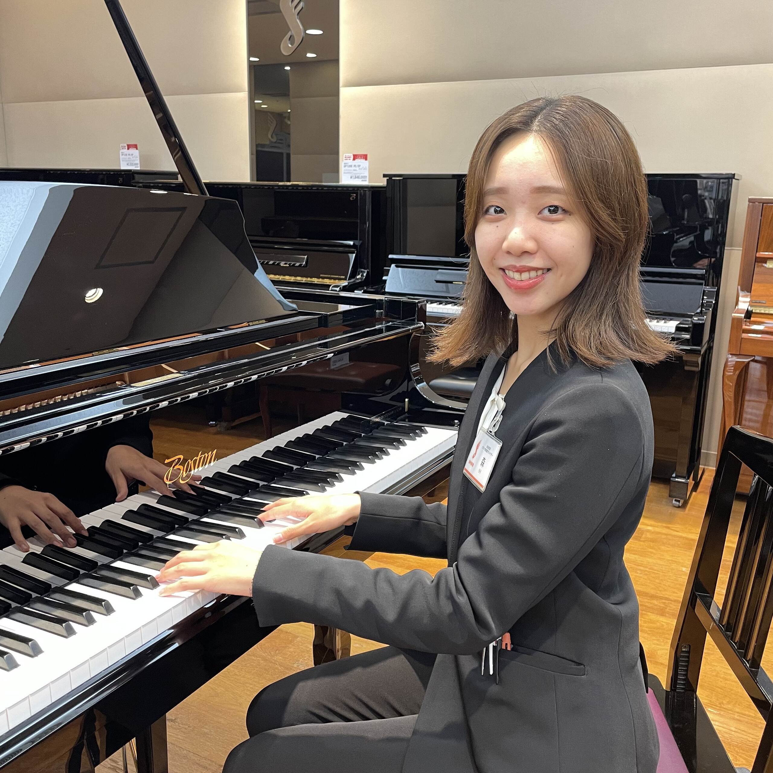 【ピアノアドバイザー】
森(もり)
ピアノを習い始めてかれこれ20年ほど・・・大学時代はピアノを専門的に勉強してきました。
電子ピアノ、アップライトピアノ、グランドピアノ、様々なピアノの中からお客様のご要望に沿ったピアノを丁寧にご案内いたします。
好きな作曲家はシューマン！優雅でのびのびとした音楽が大好きです。みなさま好きな音楽も教えてください♪
いつでもお気軽にお問合せくださいませ♪