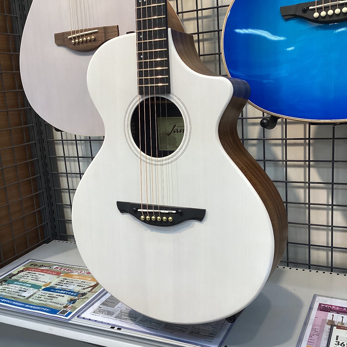 James J-300C II See-through White
初心者でも弾きやすく、後々ライブでも使えるエレアコ仕様。
