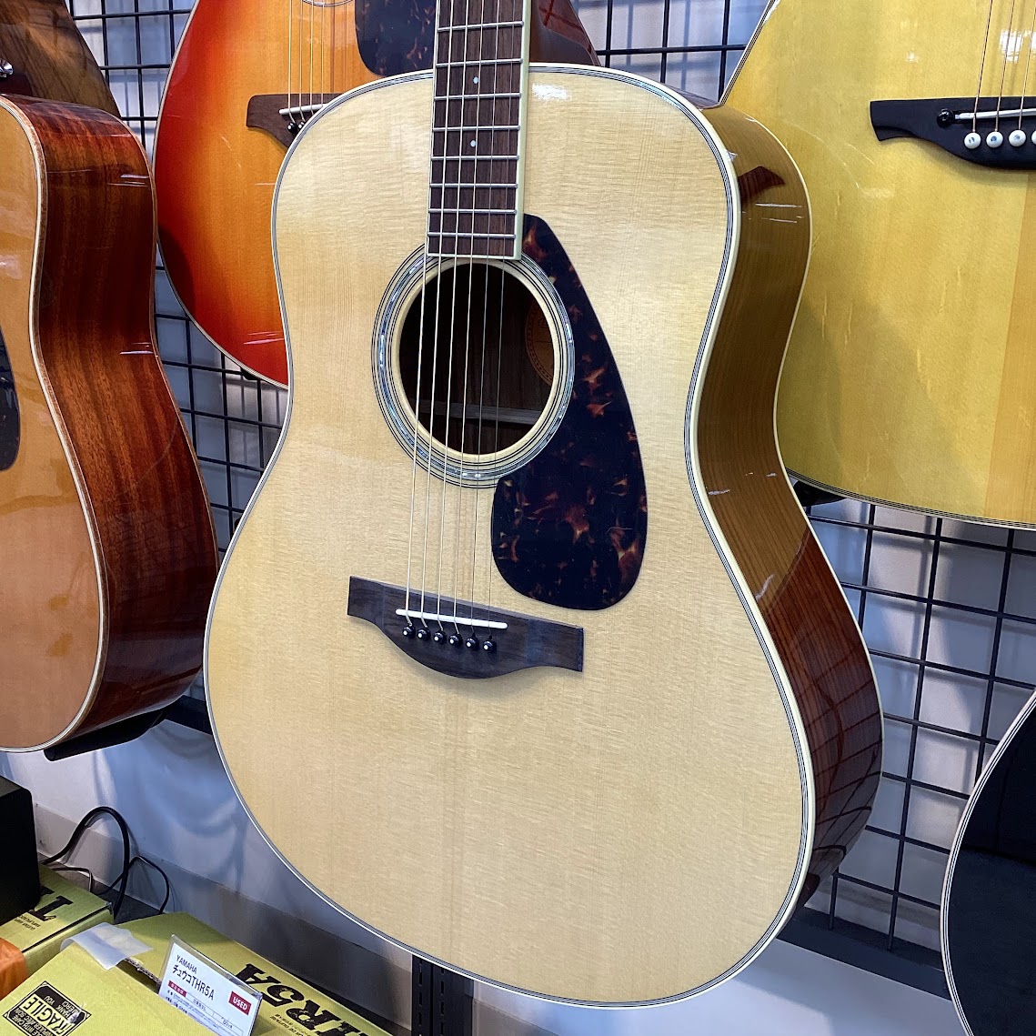 YAMAHA LL6 ARE NT
定番のヤマハLLシリーズ。こちらもエレアコになっており、ふくよかな中低音も魅力的！