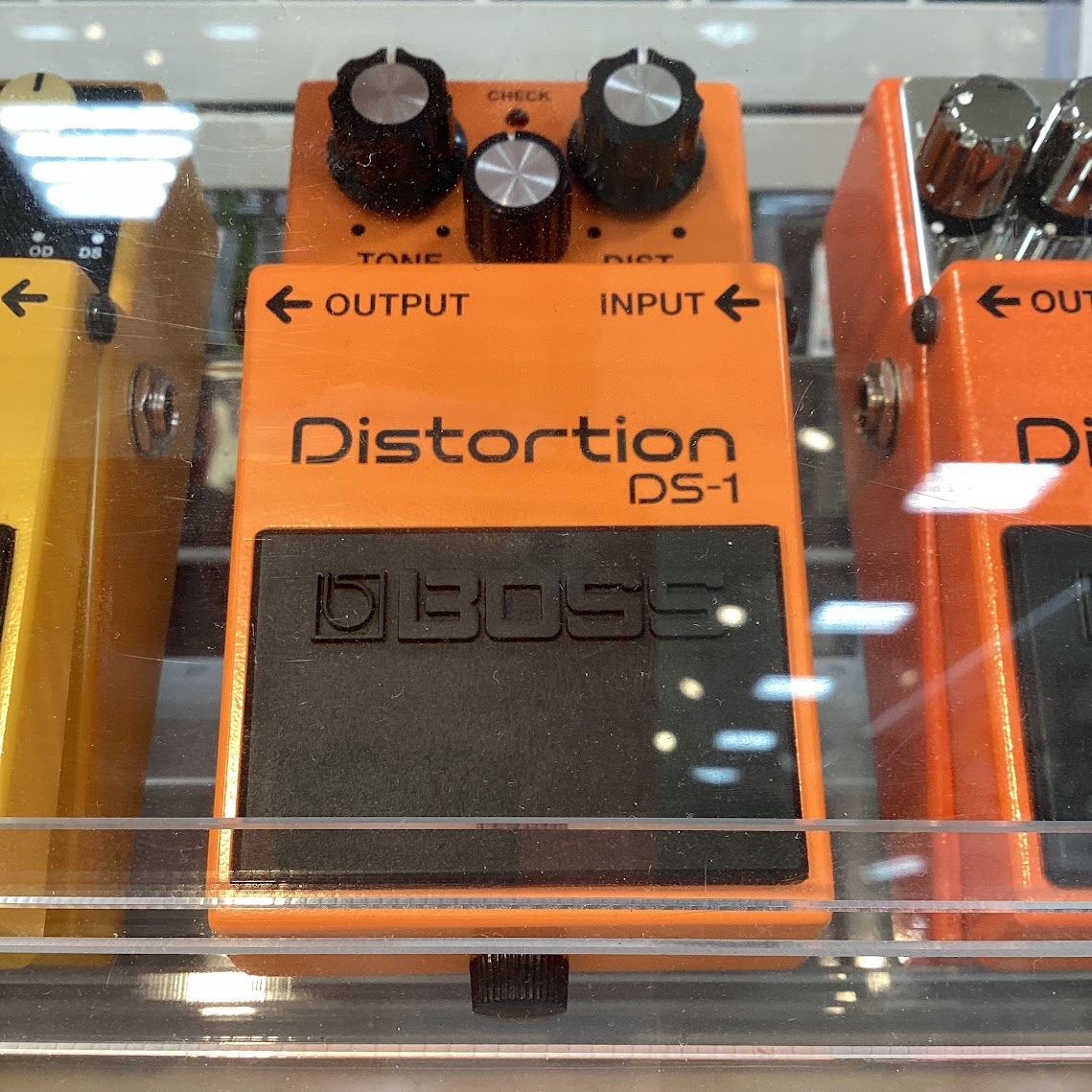 BOSS DS-1
超定番のディストーション。まず歪ませたいならこれを買っておくべし。
音は自分の楽器でお試しするのが、おススメです。