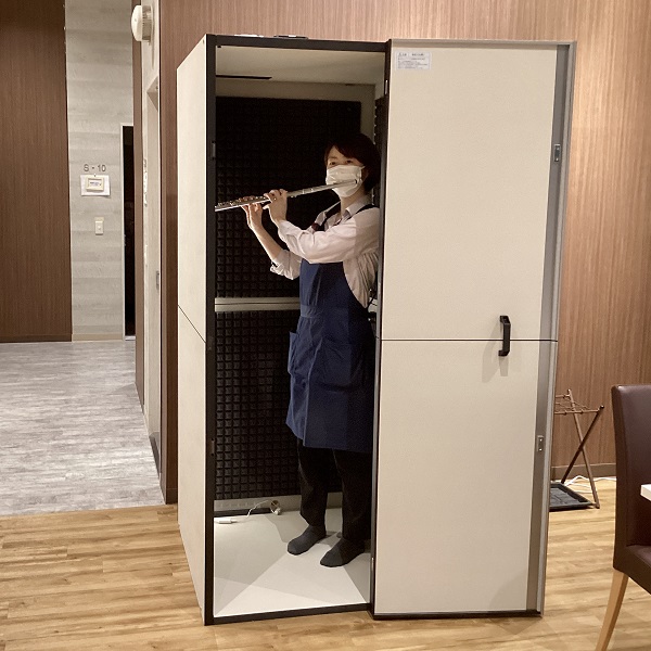 ちょうど電話ボックス程度の広さです。
フルートの場合は斜めに立つ必要がありますが、問題無く演奏はできます。