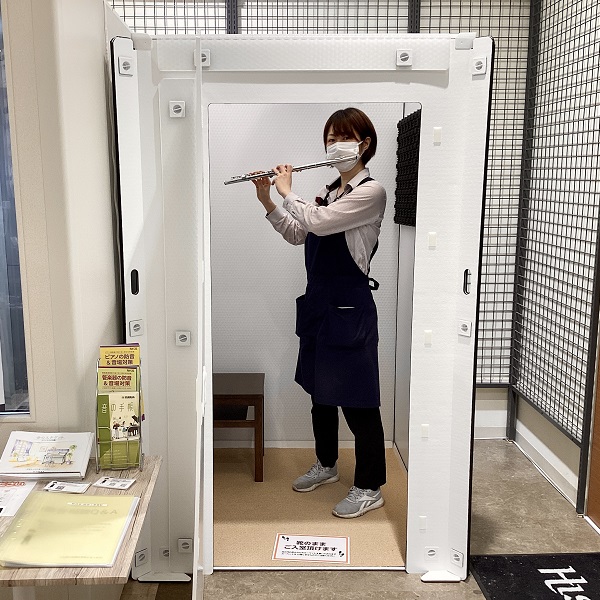 身動きを取る余裕があります。
譜面台や、ちょっとしたテーブルを置くスペースも確保できます。
ちなみにスタッフの身長は170cmです。