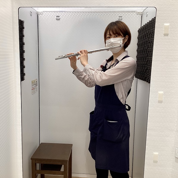 思った以上に広々としています。
天井から明かりが取れるので室内がかなり明るいです。