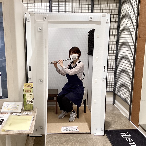 座っての演奏でも余裕があります。
圧迫感も少ないです。