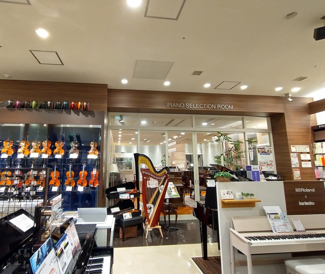 ピアノルームとハープ、バイオリン。防音室の展示もこの中です。