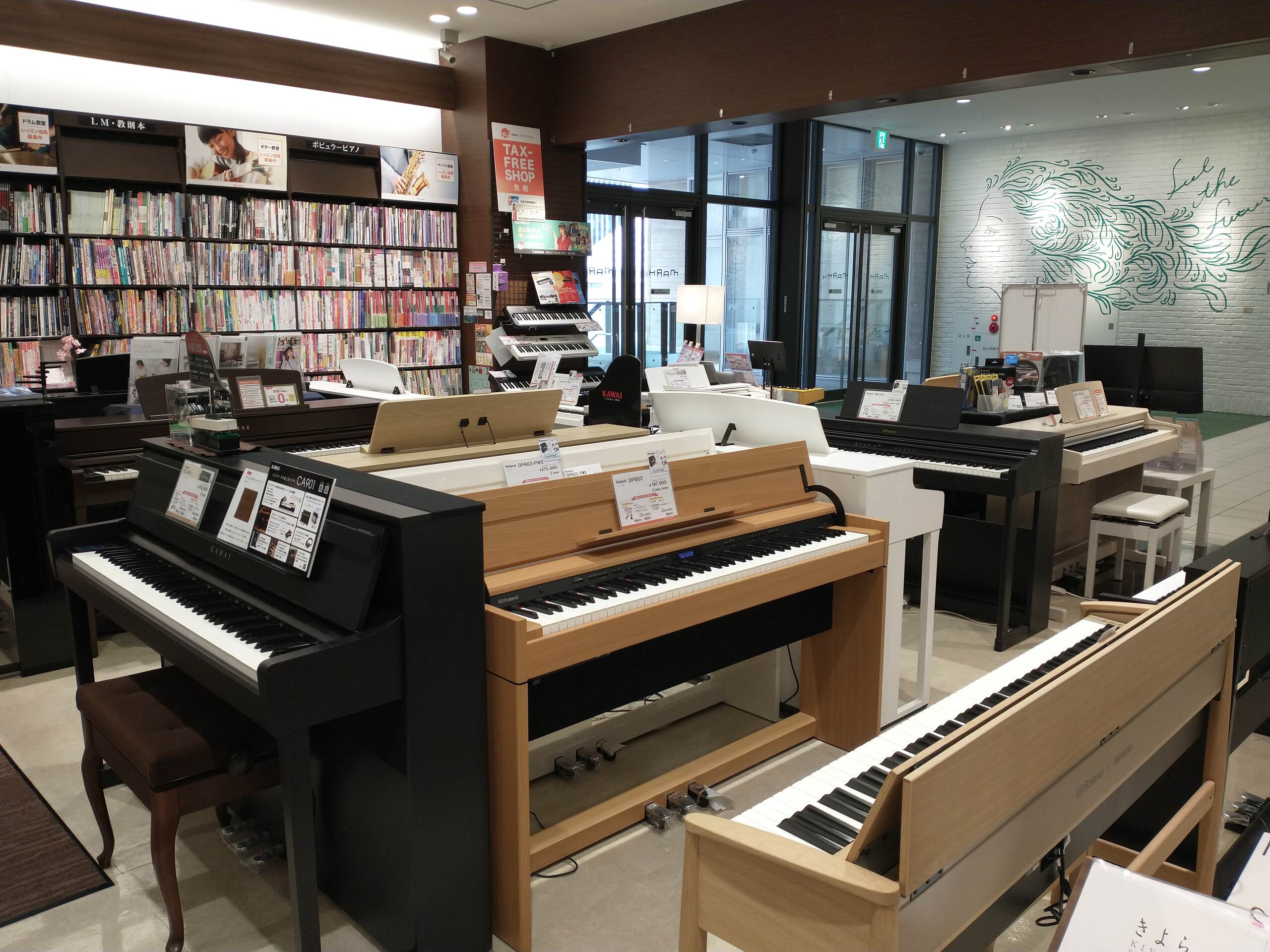 店内から見たところ。入口付近はエントリーモデルやコンパクトなピアノが多いです。