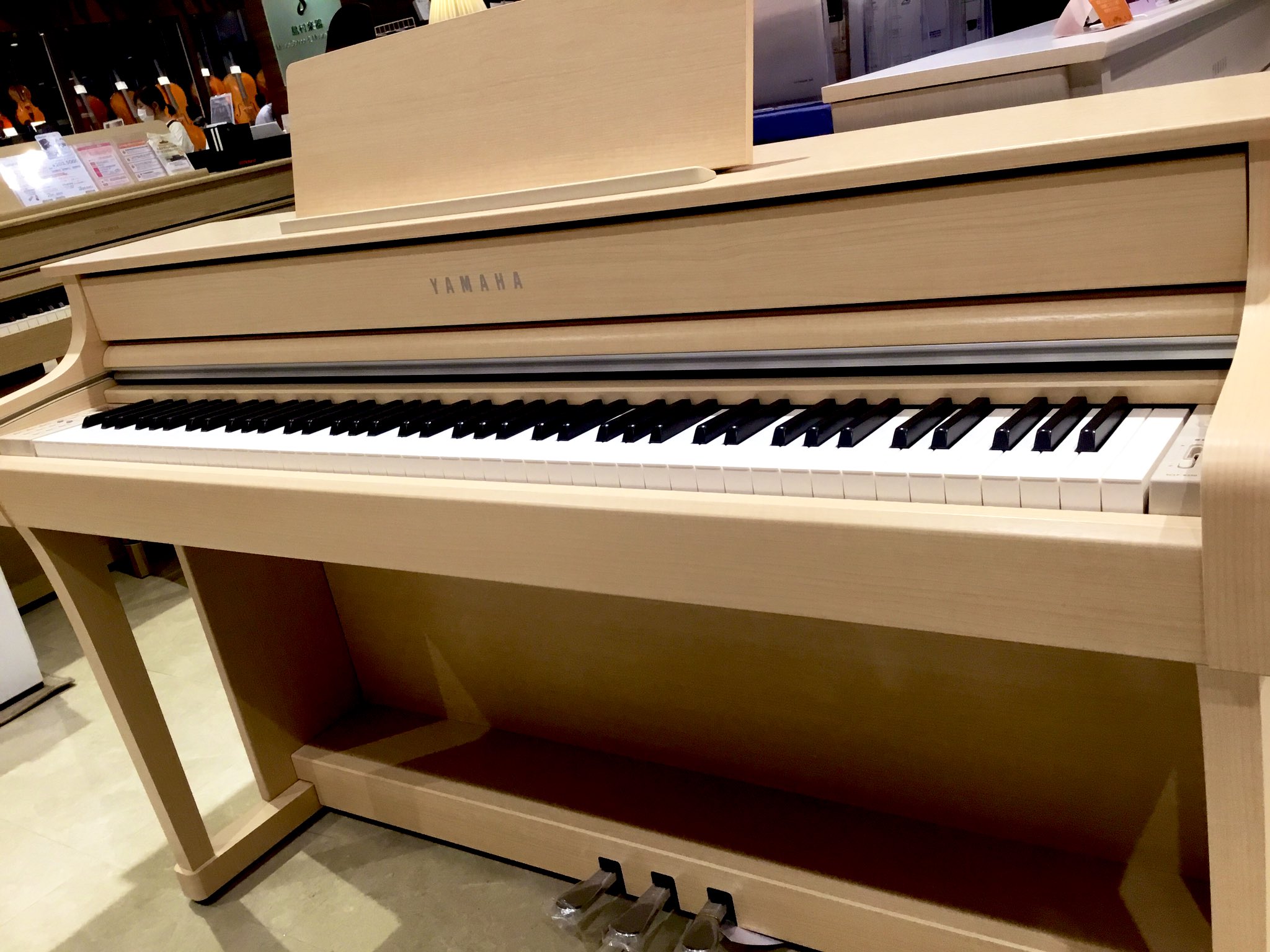 SCLP-8350 EM

島村楽器×ヤマハのコラボレーションモデル、2024年最新版。新色の「ヨーロピアンメープル」
センサーが進化したグランドタッチ・エス鍵盤と新音響システムにより、さらにグランドピアノのような演奏体験が可能に。

￥198,000(税込)