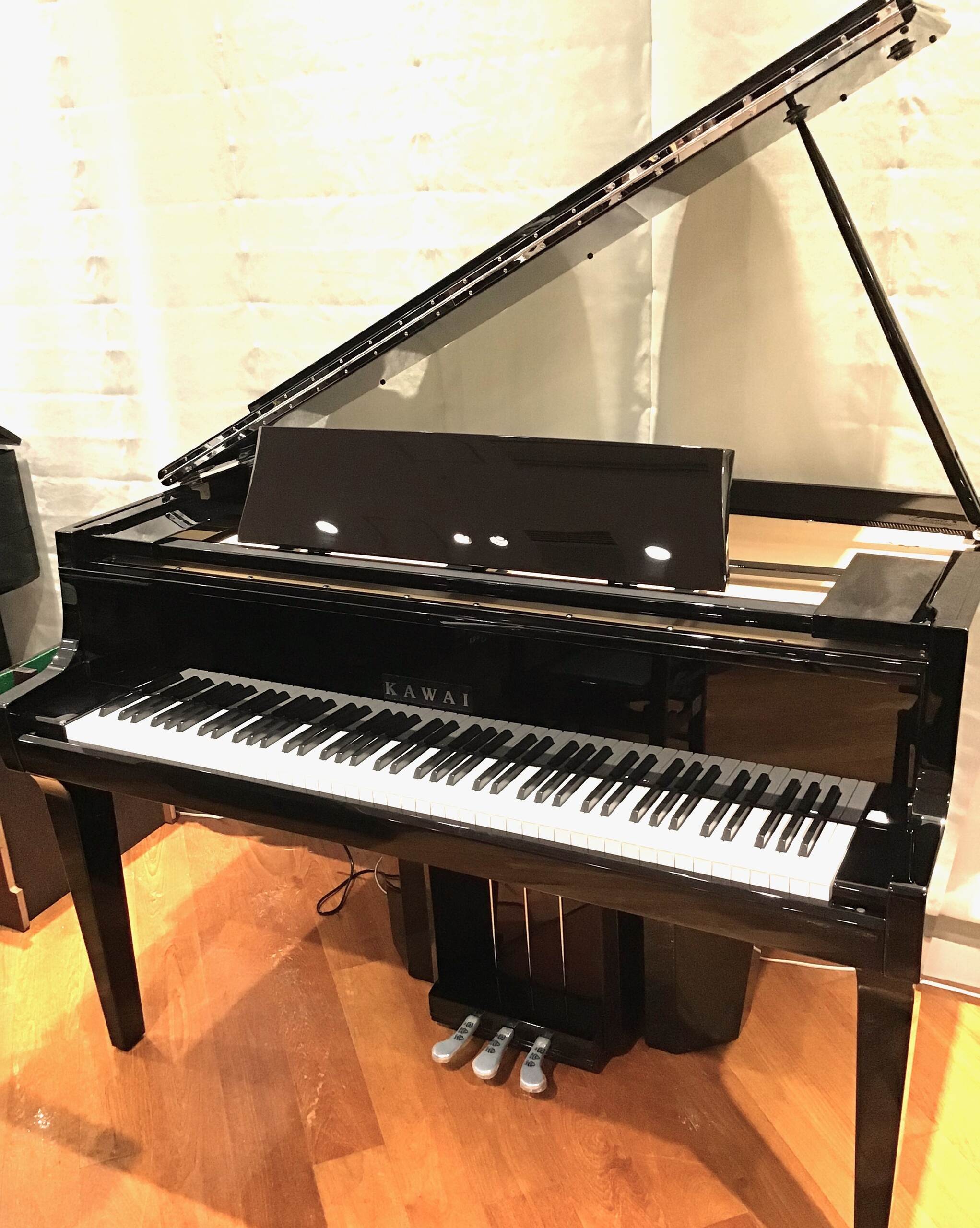 KAWAI　NOVUSシリーズ
NV12　スプルース材のフル響板スピーカーが織りなす電子ピアノを越えた豊かな響き。