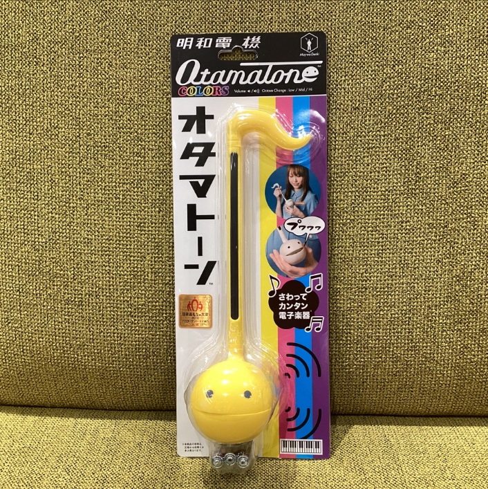 オタマトーン　カラーズ

展示色：イエロー
サイズ：W67×H270×D133mm
使用電池：単四乾電池×3本（アルカリ電池推奨）
付属品：練習シート（HAPPY BIRTHDAY TO YOU）、テスト用電池

販売価格：￥3,630(税込)