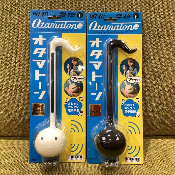 オタマトーン

展示色：ブラック、ホワイト
サイズ：W67×H270×D133mm
使用電池：単四乾電池×3本（アルカリ電池推奨）
付属品：練習シート（HAPPY BIRTHDAY TO YOU）、テスト用電池

販売価格：￥3,630(税込)