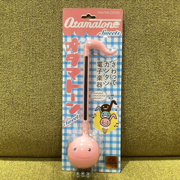 オタマトーン　スイーツ

展示色：ストロベリー
サイズ：W67×H270×D133mm
使用電池：単四乾電池×3本（アルカリ電池推奨）
付属品：練習シート（HAPPY BIRTHDAY TO YOU）、テスト用電池

販売価格：￥3,630(税込)
