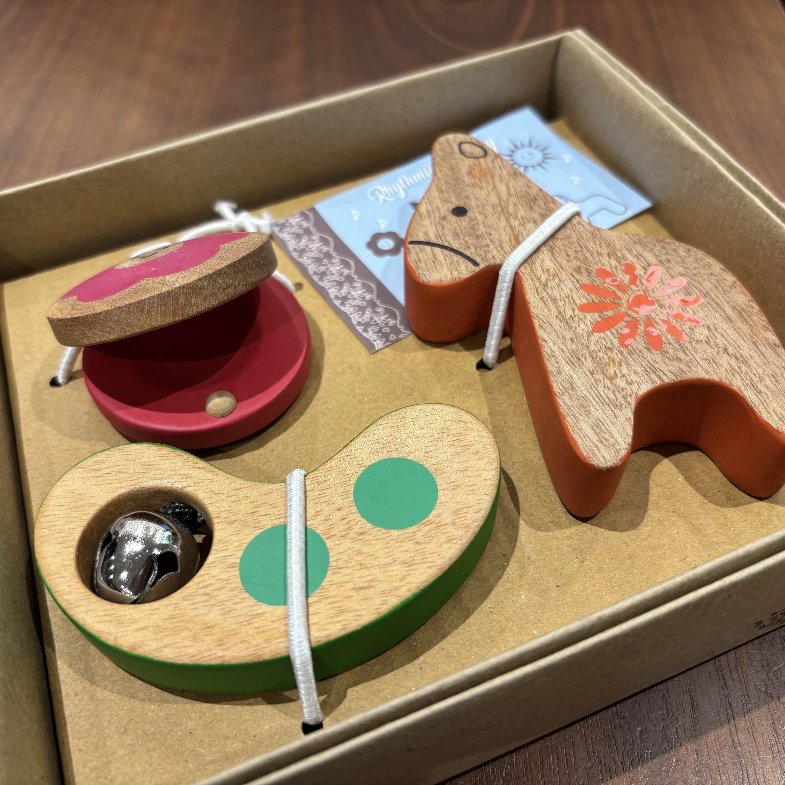 品番：KP-200/RH(ロバとはらっぱ)
サイズ：約90×55mm（豆）
　　　　約110×75mm（ロバ）
　　　　直径約54mm（花）
素材：木、真鍮

販売価格：￥3,850(税込)