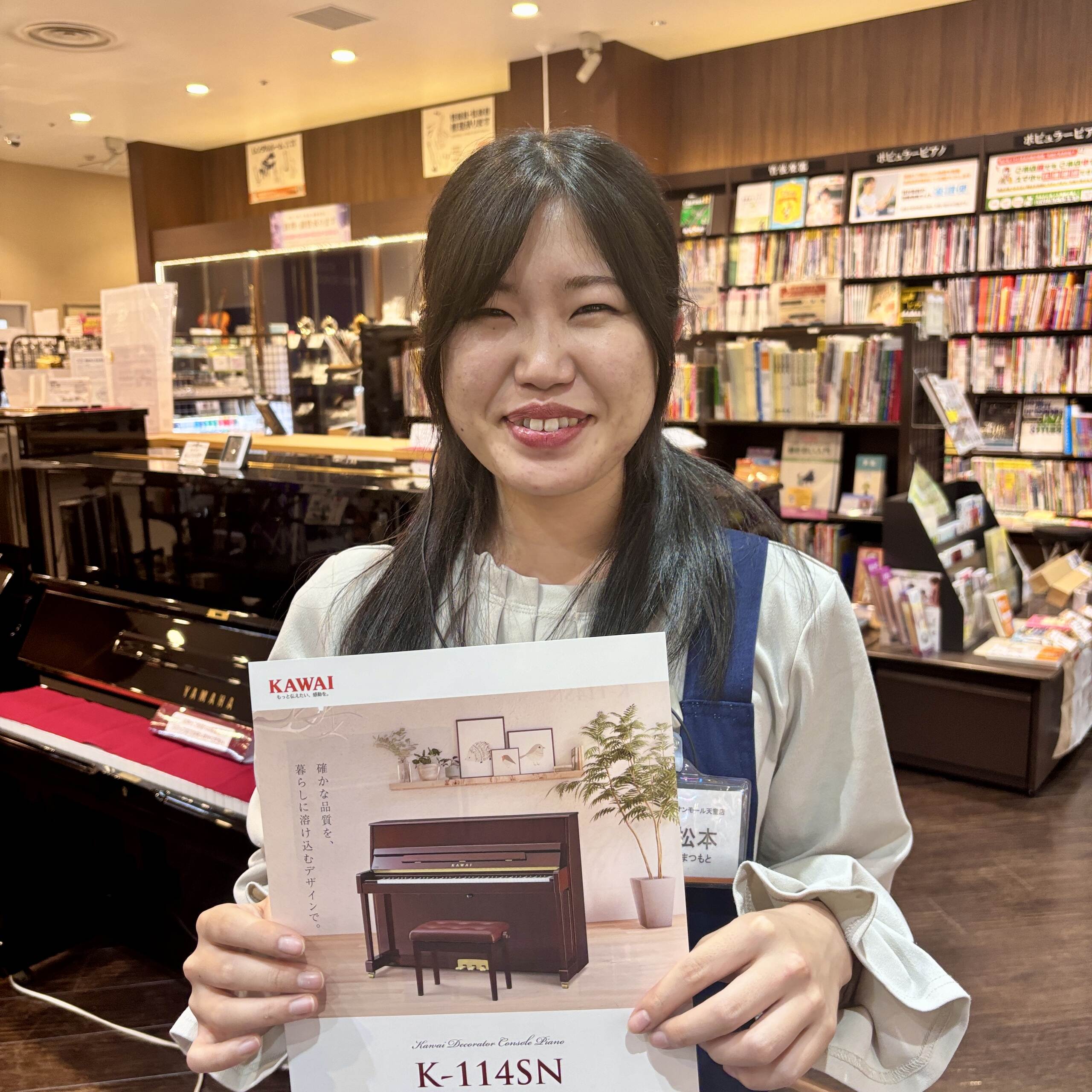 【ピアノアドバイザー・担当】松本
大のピアノ好きで、仕事の前後に弾くのが日課です。音楽教室はYAMAHA、実家のピアノはKAWAI、持ち運び用にRolandポータブル電子ピアノを使用、過去にはCASIOの電子ピアノを使っていたことも。それぞれのメーカーや機種に特徴がありますので、弾き手の目線も踏まえ、ご使用環境やご要望をお伺いの上、お客様一人一人に適した1台をご案内させて頂ければと思います。
スタッフブログを掲載しております。ピアノへの熱を込めて書きましたので、もしよろしければぜひご覧ください。