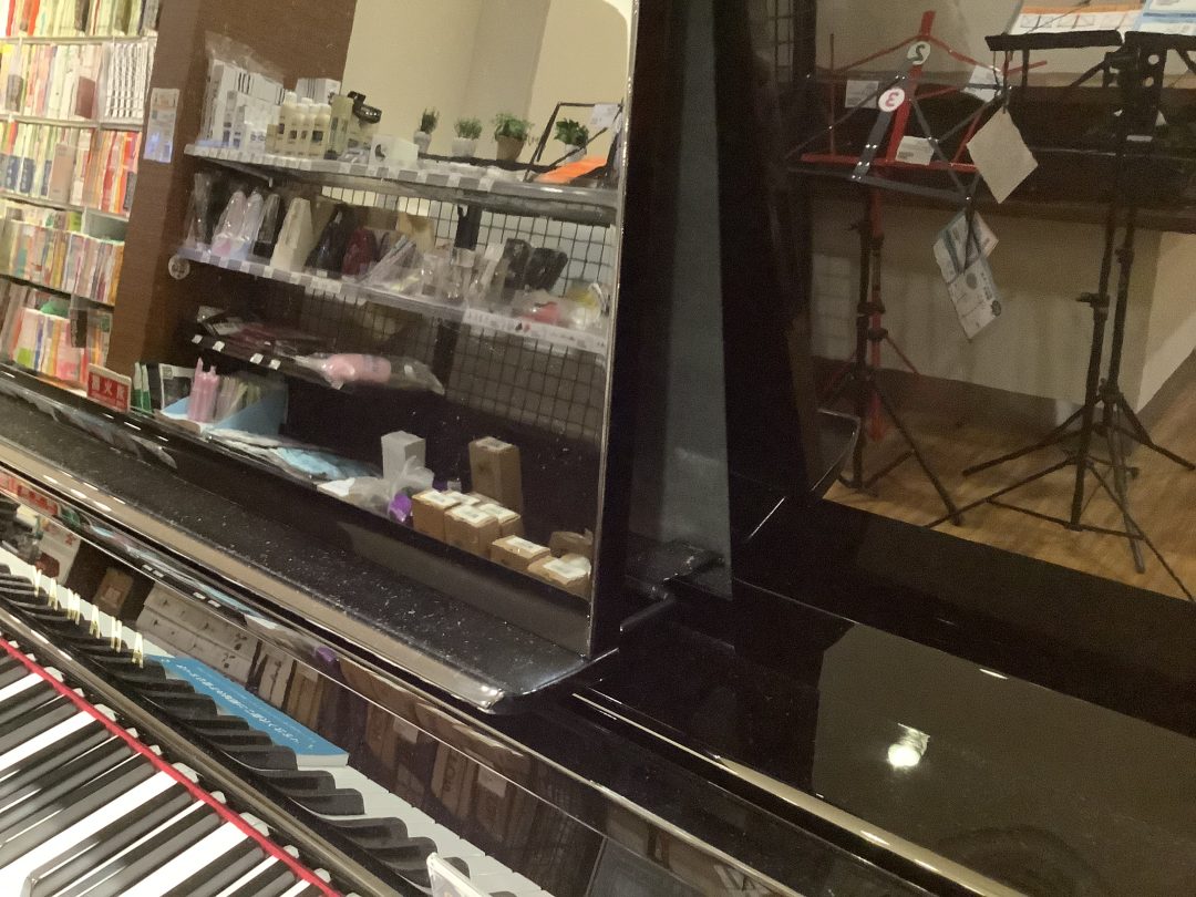 譜面台の後ろのこのスペースから音が抜けるしくみです。
迫力ある音まで出すことができます♪