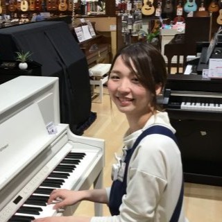 土屋（つちや）

こんにちは！小学生の頃にピアノを始め、吹奏楽部ではクラリネットを担当し楽器が大好きになりました！
「ピアノどう選べばいいんだろう、、、？」「この機種が良いって聞いたけど実際どうなの？」などなど、、、いつでもご相談ください！皆様にとって一番のピアノを探すお手伝いをさせて頂きます♪