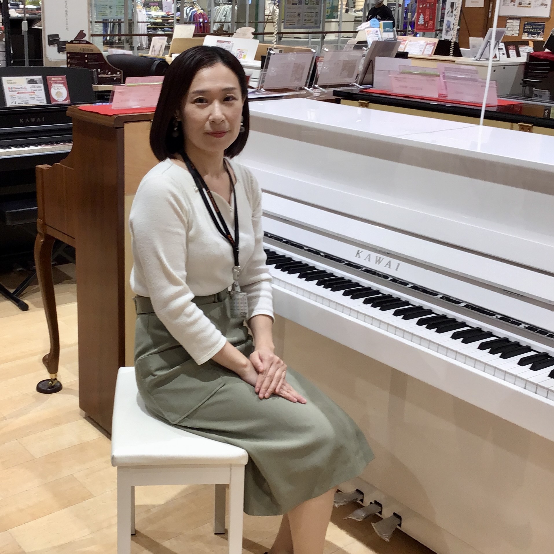 小野(おの)

こんにちは！ららぽーと湘南平塚店ピアノ上級アドバイザーの小野と申します。これまで皆さまのお部屋、練習に適したピアノが見つかるようサポートしてまいりました。私自身は6歳よりピアノを始め、ヤマハ音楽教室にて3歳～大人の方までのピアノ指導経験をし、子をもつ親でもありますので、経験や知識を交え皆さまのお役に立てることができましたら幸いです。いつでもお気軽にご相談ください。
