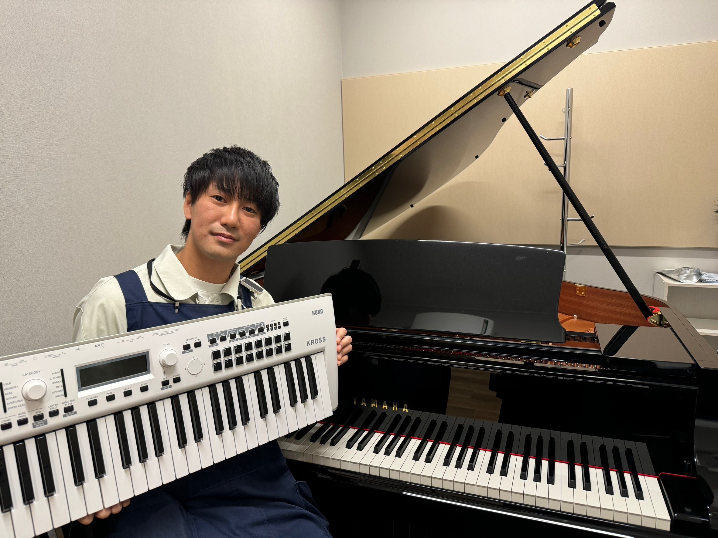 石岡（いしおか）

ギター・ベース・DJ・DTM・トランペット・篠笛など様々な楽器経験を活かし、お客様に合う商品を一緒お探しいたします！
「この楽器に挑戦してみたい」「自分に合う1台を探したい！」そんなときはぜひお声掛けください！
演奏者ならではの目線でお客様一人一人にぴったりの楽器選びをお手伝いします。