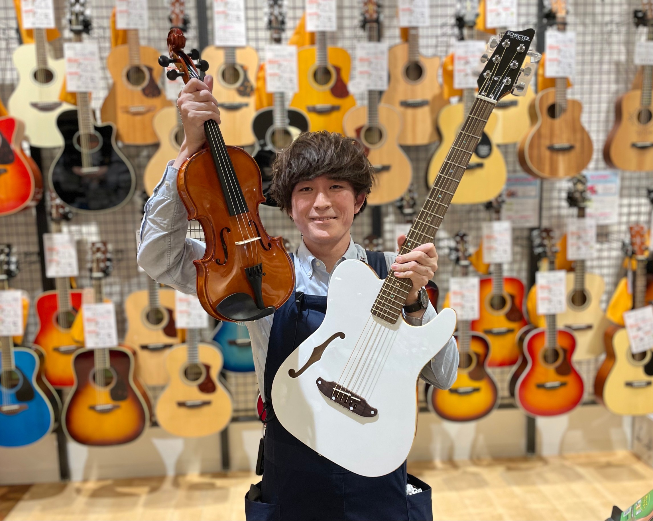 菊地（きくち）

ピアノ選びはもちろん、ご自宅のスペースや音の悩み、電子ピアノとアコースティックピアノの違いなど、一人ひとりのご希望にあわせて最適なご提案をしています。
また、当店の音楽教室と連携し、レッスンの楽しみ方や練習のコツなどもアドバイスしています。
「どんなピアノが合うかわからない」「初めてで不安」など、どんなご相談でも大歓迎です！
皆さまの音楽のある暮らしをサポートできれば嬉しいです。ぜひお気軽にお声がけください🎵


